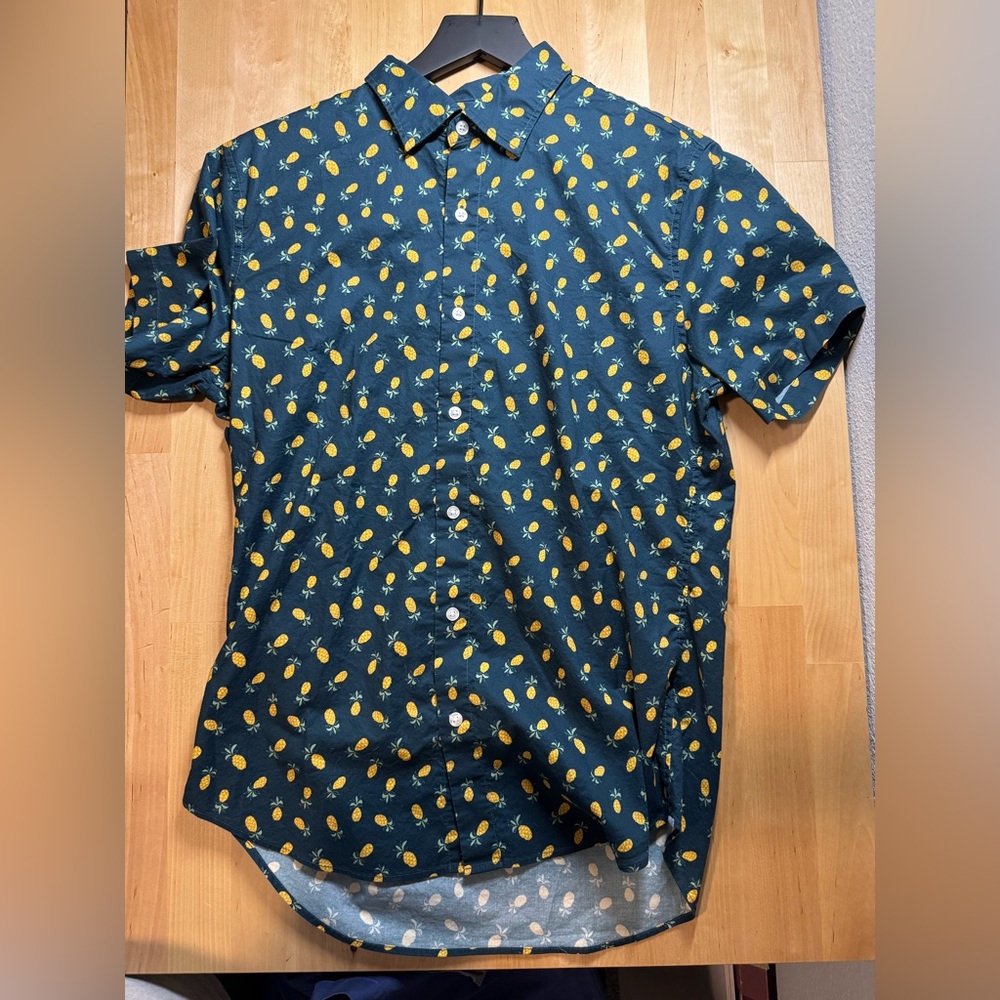 Bonobos Riviera Shirt. Mens Medium Slim in Pineapple pattern